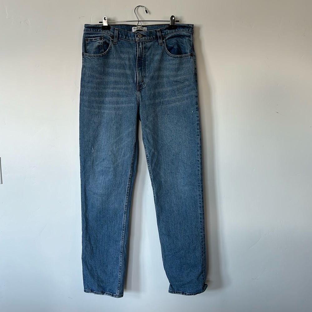 Abercrombie & Fitch 90’s Straight Ultra High Rise Jeans. Size 32/14L, runs TTS